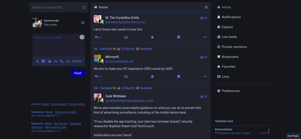 Fil d’accueil sur Mastodon. À gauche, la photo de profil et un champ pour écrire un pouet. Au centre, la liste des messages des personnes qu’on suit et, à droite, des liens de navigation.