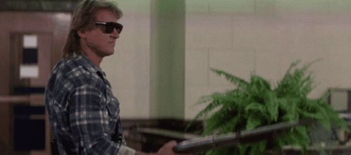 Gif du film « They live » John Nada reqarde autour de lui et charge son fusil à pompe.